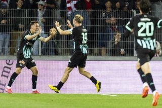 Faber (à gauche) félicité après son but KEYSTONE/CYRIL ZINGARO